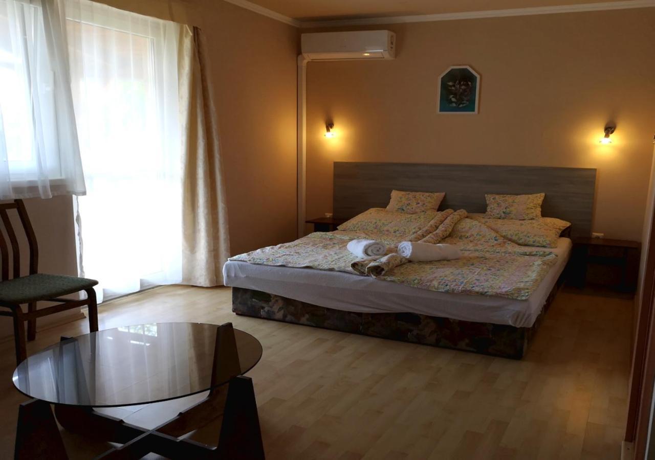 Vitorlas Apartmanhaz Siófok Buitenkant foto