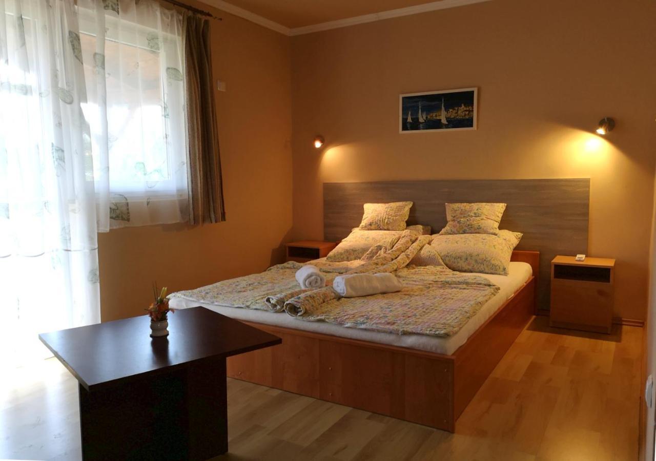 Vitorlas Apartmanhaz Siófok Buitenkant foto